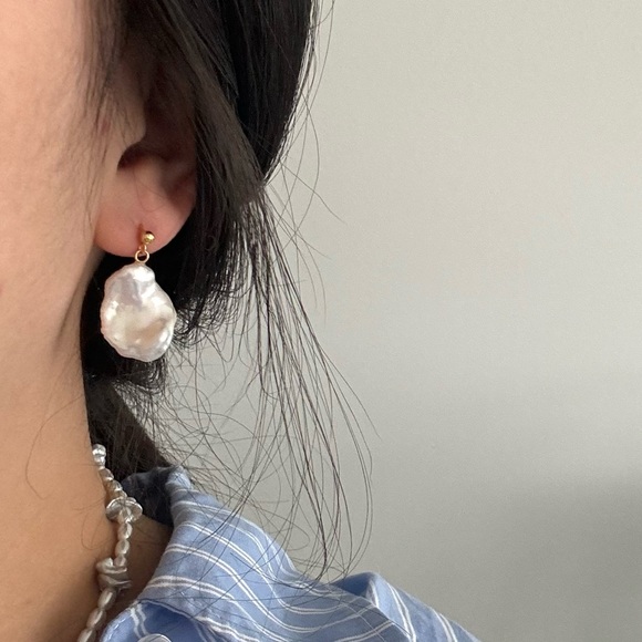 Iridescent baroque pearl earrings - Picture 3 of 6